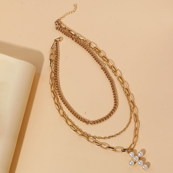 3/$30 💛 Faux Pearl Chain Layered Necklace - Picture 2 of 4